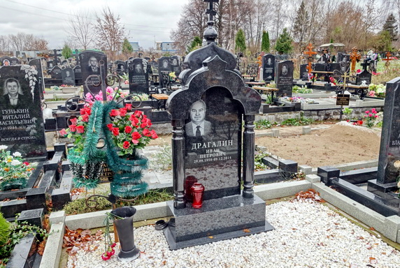 Надгробье и арка в православном стиле