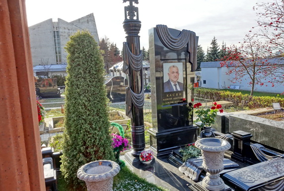 Вертикальное надгробье и гранитный столб с крестом